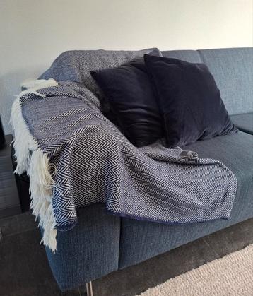 Luxe blauw gemêleerde plaid met 2 effen velours kussens beschikbaar voor biedingen