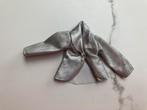 Barbie jasje. Zilver jasje met parelknoopjes (klein popje, Ophalen of Verzenden, Zo goed als nieuw, Kleertjes