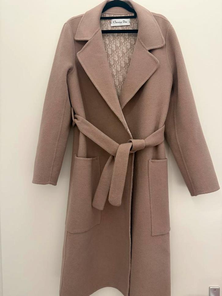 Dior Mantel & Gucci Sjaal - Nieuw!, Kleding | Dames, Jasjes, Kostuums en Pakken, Nieuw, Jasje, Maat 38/40 (M), Beige, Ophalen of Verzenden