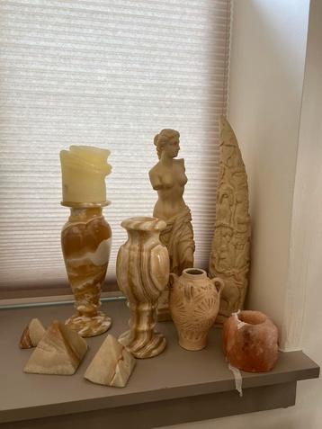 Beige nude accesoires beeld steen marmer edelsteen kaars beschikbaar voor biedingen