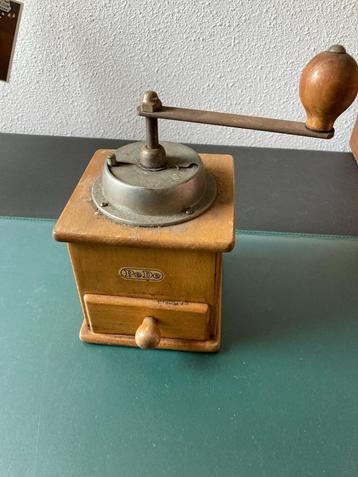 Antieke PeDe koffiemolen. beschikbaar voor biedingen