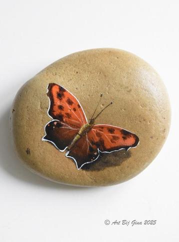 Mooie Polygonia vlinder (vos) geschilderd op een steen beschikbaar voor biedingen