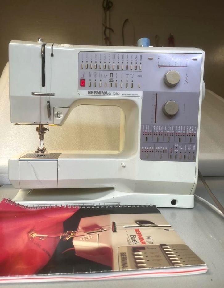 Bernina 1230, Hobby en Vrije tijd, Naaimachines en Toebehoren, Zo goed als nieuw, Lockmachine, Bernina, Ophalen of Verzenden