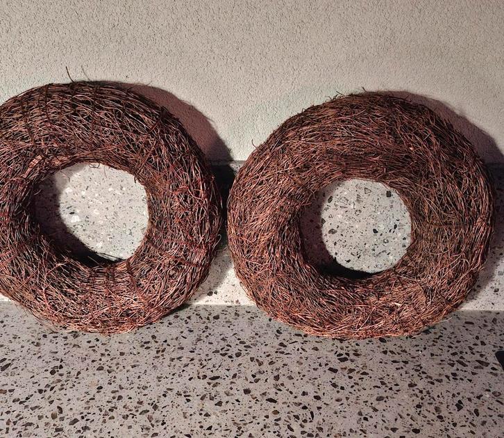 2 rieten dubbelzijdige kransen, Huis en Inrichting, Woonaccessoires | Kransen, Zo goed als nieuw, Ophalen