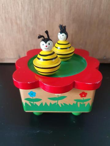 Superleuk speeldoosje met bijtjes beschikbaar voor biedingen