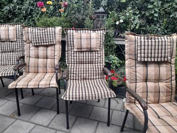 4 Dikke kussens voor tuinstoelen  beschikbaar voor biedingen
