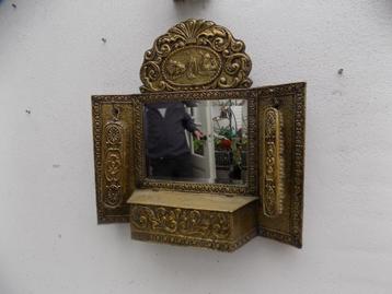 Borstelset halset spiegel met kammenbak en kledingschuiers beschikbaar voor biedingen