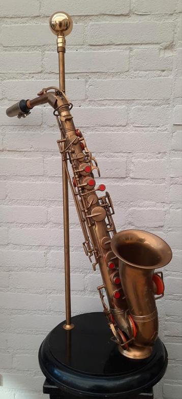 Saxofoon met Decoratieve Standaard beschikbaar voor biedingen