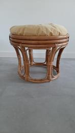 Manou Rotan kruk voetenbank rond vintage pastel geel kussen, Huis en Inrichting, Krukjes, Ophalen of Verzenden, Zo goed als nieuw