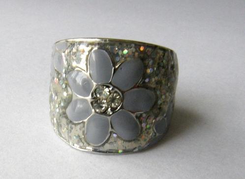 Prachtige vintage ring Emaille glazuur en kristalletjes, Sieraden, Tassen en Uiterlijk, Ringen, Zo goed als nieuw, Kleiner dan 17