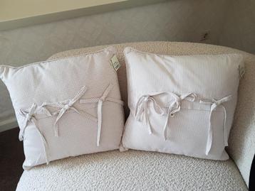 2 kussens lichtbeige/wit 45 x 45cm *NIEUW* beschikbaar voor biedingen