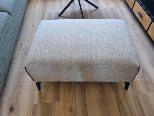 Stijlvolle grijze hocker van Xooon – topstaat, 1 jaar oud, Huis en Inrichting, Banken | Complete zithoeken, Zo goed als nieuw