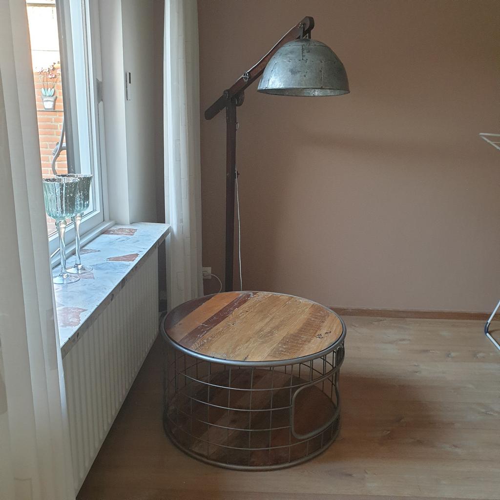Industriële lamp en salontafel  te koop.