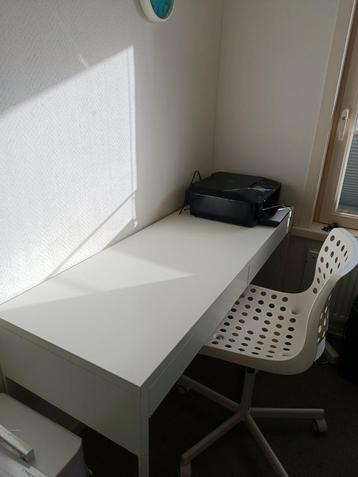 Bureau met lades van Ikea met bureaustoel beschikbaar voor biedingen