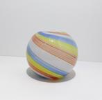 Zware bolvaas in wit, blauw, geel en oranje swirls., Overige kleuren, Verzenden, Minder dan 50 cm, Glas