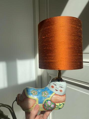 Lamp van zotje gemaakt met oranje ruw zijden lampenkap 