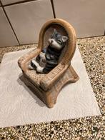 Beeldje poes in stoel, Ophalen of Verzenden, Zo goed als nieuw, Dier