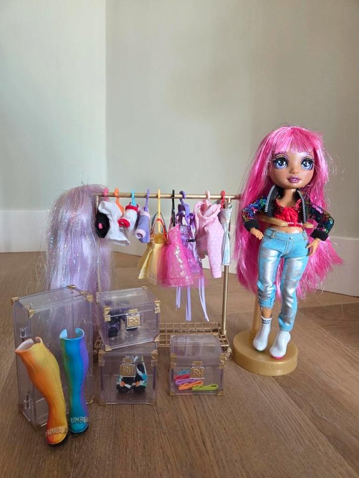 Rainbow High Fashion Studio - pop Avery Styles met kleding, Kinderen en Baby's, Speelgoed | Poppen, Zo goed als nieuw, Overige typen
