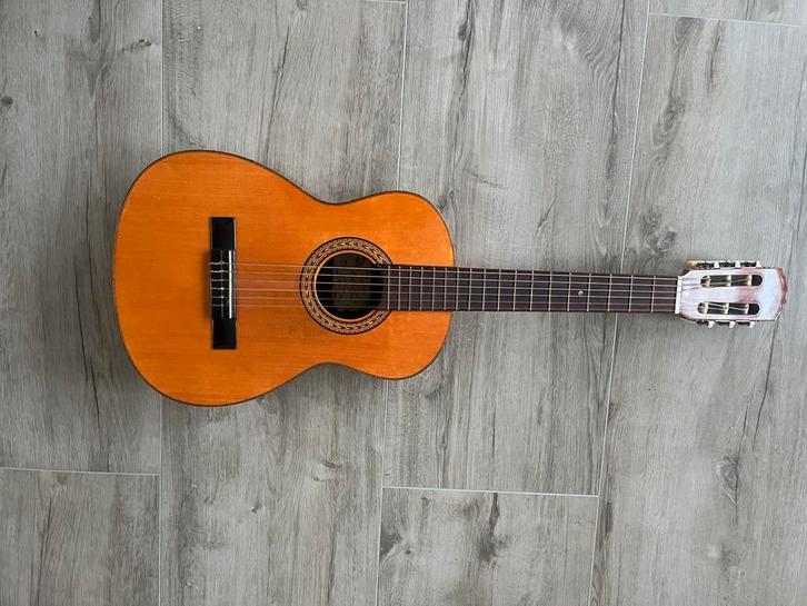 Spaanse  gitaar Vincencio Saez 1982 met hoes Made in Spain, Muziek en Instrumenten, Snaarinstrumenten | Gitaren | Akoestisch, Zo goed als nieuw
