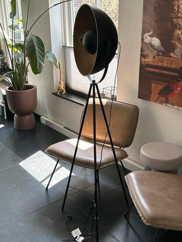 Staande vloerlamp metaal 1,55m hoog , 40 cm schotel beschikbaar voor biedingen