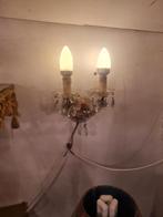 Oud wandlampje met kristallen pegels