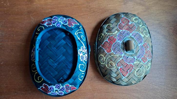 Bamboe gewoven dekselbakje met bloemenmotief, Huis en Inrichting, Woonaccessoires | Schalen en Manden, Ovaal, Overige materialen