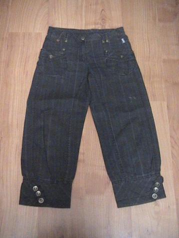 VILLA HAPP zwarte 3/4 gestreepte broek met leuke details 134 beschikbaar voor biedingen