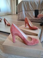 Unisa suede pump - Maat 38,5 - Nieuwstaat!, Kleding | Dames, Schoenen, Pumps, Oranje, Ophalen of Verzenden, Zo goed als nieuw