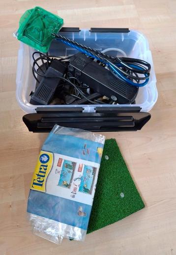 Bak met verschillende aquarium toebehoren (incl apparatuur) beschikbaar voor biedingen