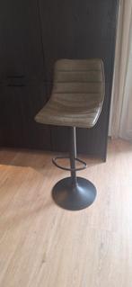 2 groene leren barkrukken - zo goed als nieuw!, Ophalen, 60 tot 90 cm, Zo goed als nieuw, In hoogte verstelbaar