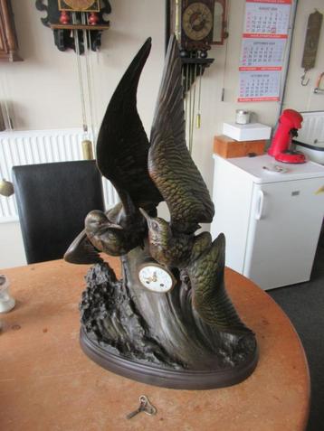 Oer 11335 GROTE vogel pendule met signatuur beschikbaar voor biedingen