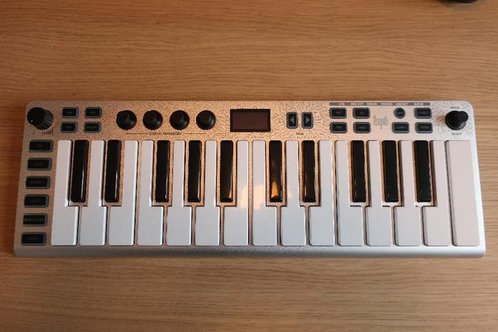 Esi Xsynth synthesizer, Muziek en Instrumenten, Synthesizers, Zo goed als nieuw, Overige aantallen, Overige merken, Met midi-aansluiting