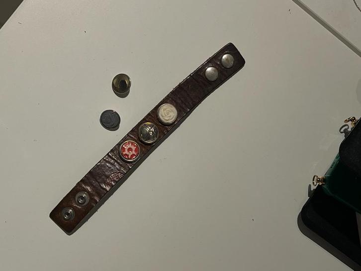 Noosa Armband van leer met 5 (!!) chucks, Sieraden, Tassen en Uiterlijk, Armbanden, Zo goed als nieuw, Leer, Bruin, Met bedels of kralen