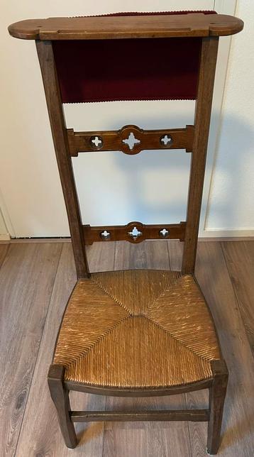 Houten bidstoel met rieten zitting beschikbaar voor biedingen