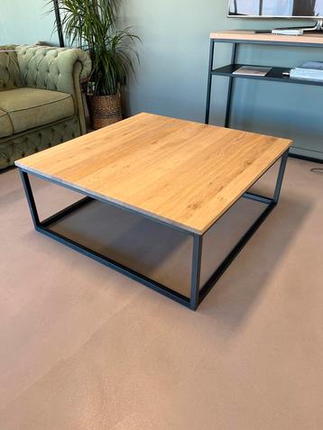 Eiken salontafel met stalen frame 100x100 beschikbaar voor biedingen