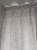 Te koop: 2 witte gordijnen met bloemmotief, Huis en Inrichting, Stoffering | Gordijnen en Lamellen, Ophalen, Zo goed als nieuw