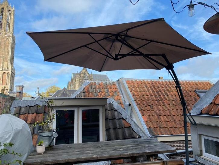 Taupe zweefparasol van Feel Furniture – met voet, Tuin en Terras, Parasols, Gebruikt, Zweefparasol, 3 tot 4 meter, Kantelbaar