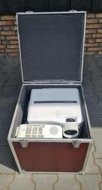 Beamers 4x + Transportcase / Bekabeling / Plafond Beugels, Audio, Tv en Foto, Beamers, Ophalen, Gebruikt, Overige resoluties, Mitsubishi / Sony / NEC
