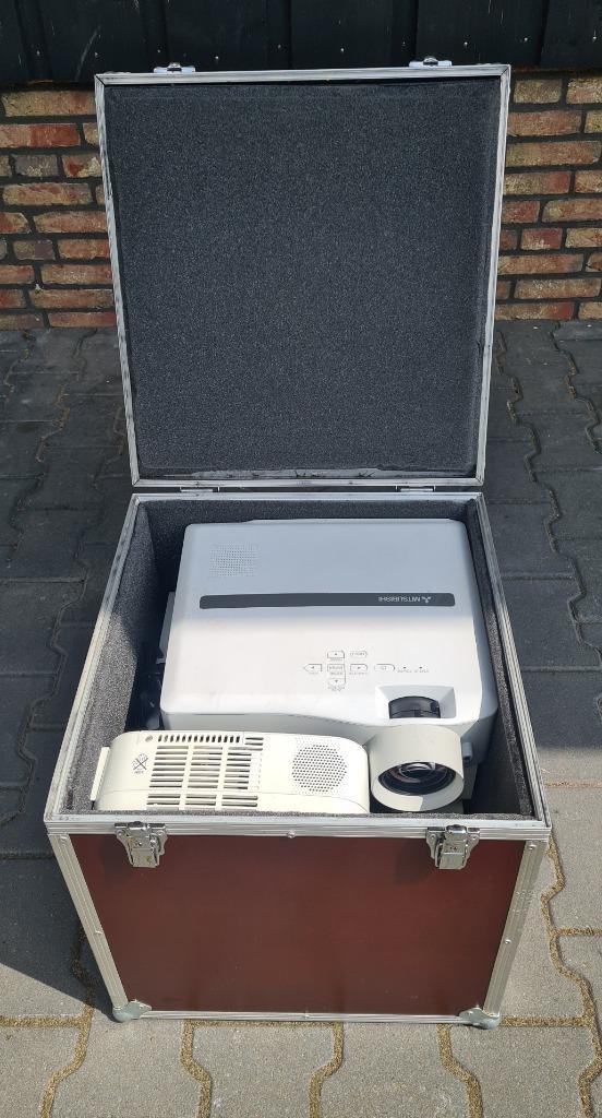 Beamers 4x + Transportcase / Bekabeling / Plafond Beugels, Audio, Tv en Foto, Beamers, Gebruikt, Overige resoluties, Ophalen
