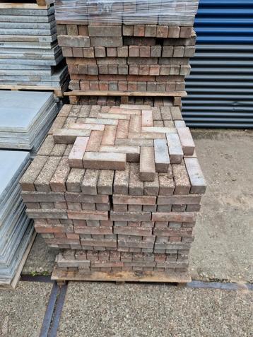 22 m2 dikformaat 22x7,3x6 cm rood zwart beschikbaar voor biedingen