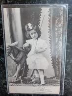 Oude ansichtkaart meisje met ezel., Ophalen of Verzenden, 1920 tot 1940, Noord-Brabant