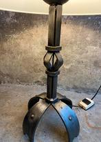 Smeedijzeren Brutalist tafellamp , jaren 70, 50 tot 75 cm, Onbekend, Ophalen of Verzenden, Onbekend