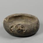 A small pre-Columbian Moche figural bowl, Verzenden