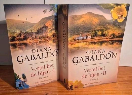 Diana Gabaldon 9-1&9-2 Vertel het de Bijen, Boeken, Fantasy, Gelezen, Ophalen of Verzenden