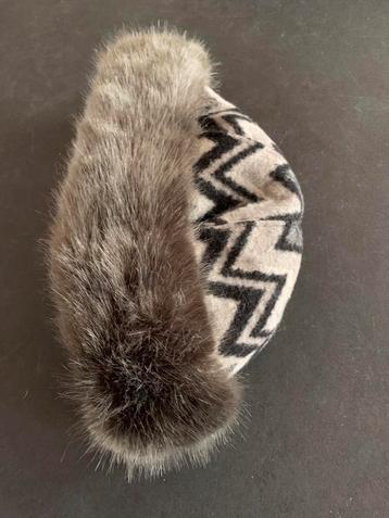 Luxe damesmuts met bontrand maat 55 beschikbaar voor biedingen