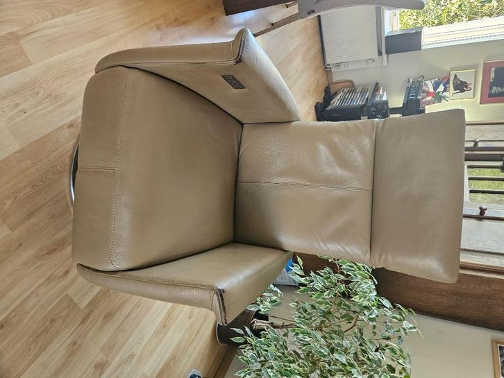 Elektrisch verstelbare prominent stoel., Huis en Inrichting, Fauteuils, Gebruikt, Leer, 50 tot 75 cm, 75 tot 100 cm, Ophalen
