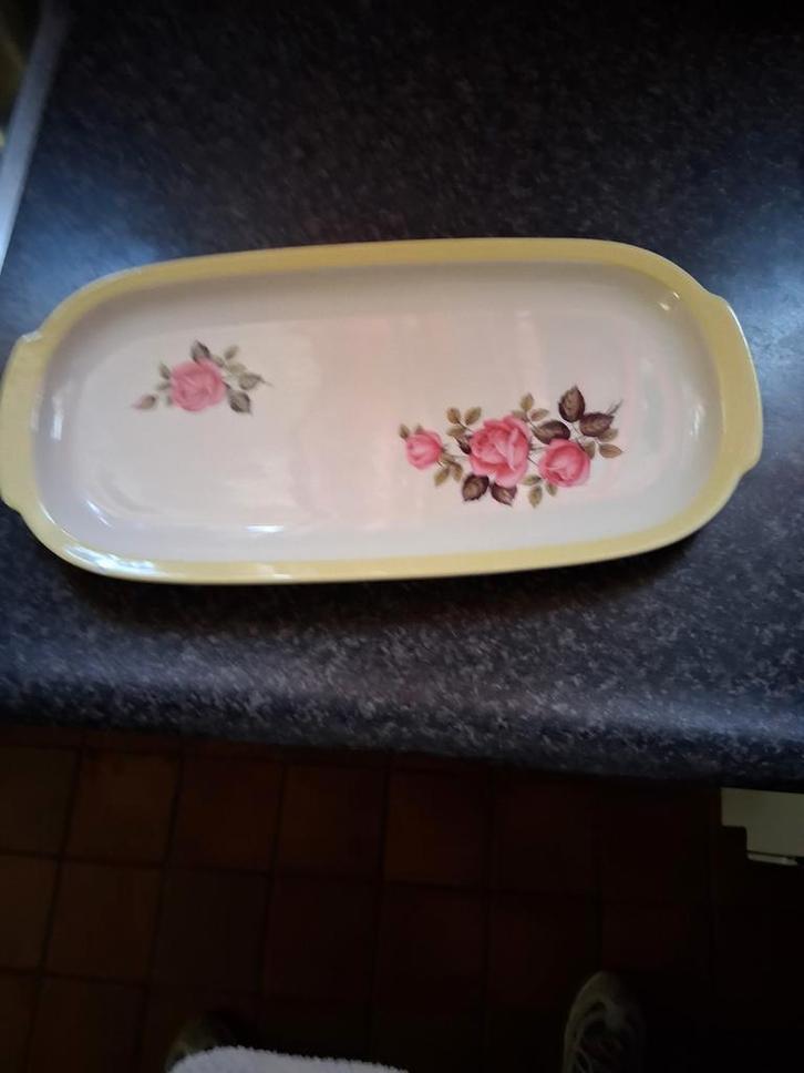 Vintage Serveerschaal met rozen van p.regout, Huis en Inrichting, Woonaccessoires | Schalen en Manden, Gebruikt, Schaal, Ovaal