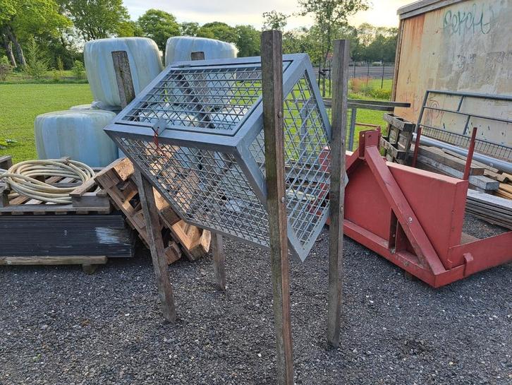 2 gegalvaniseerde hooiruiven op hardhouten palen, Dieren en Toebehoren, Overige Dieren-accessoires, Zo goed als nieuw, Ophalen