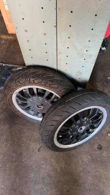 Velgen vespa sprint zip sp goede banden €90 beschikbaar voor biedingen
