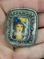 prachtige vintage broche met een portret van een vrouw, Ophalen of Verzenden, Zo goed als nieuw, Zilver, Overige materialen